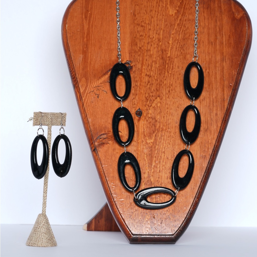 Vintage Black ovals necklace with matching earrings A20‎